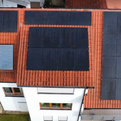 15 kWp PV-Leistung (Nord-Süd), 10,9 kW Batterieleistung und Backupsystem